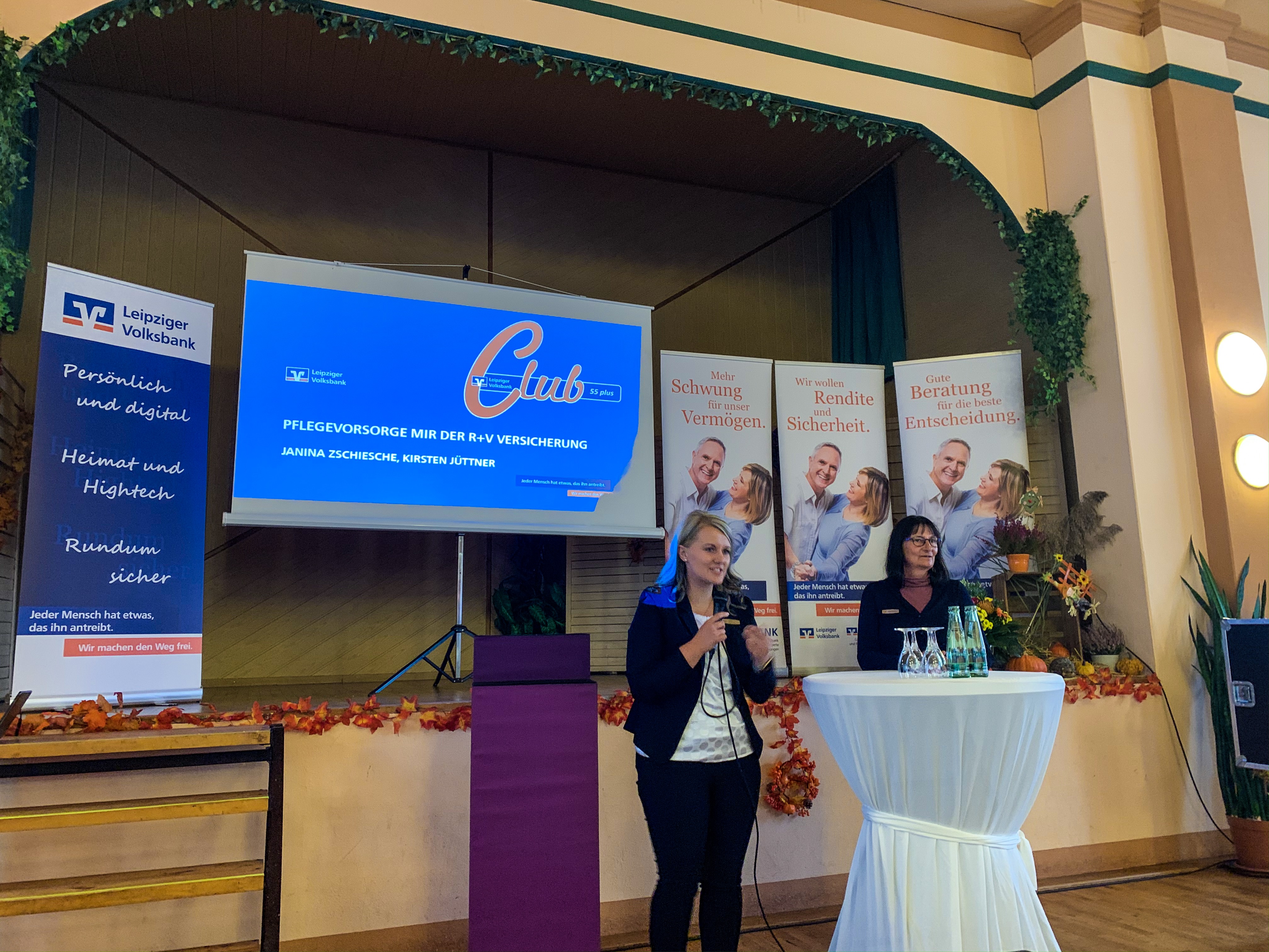 Janina Zschiesche und Kirsten Jüttner von der R+V-Versicherung