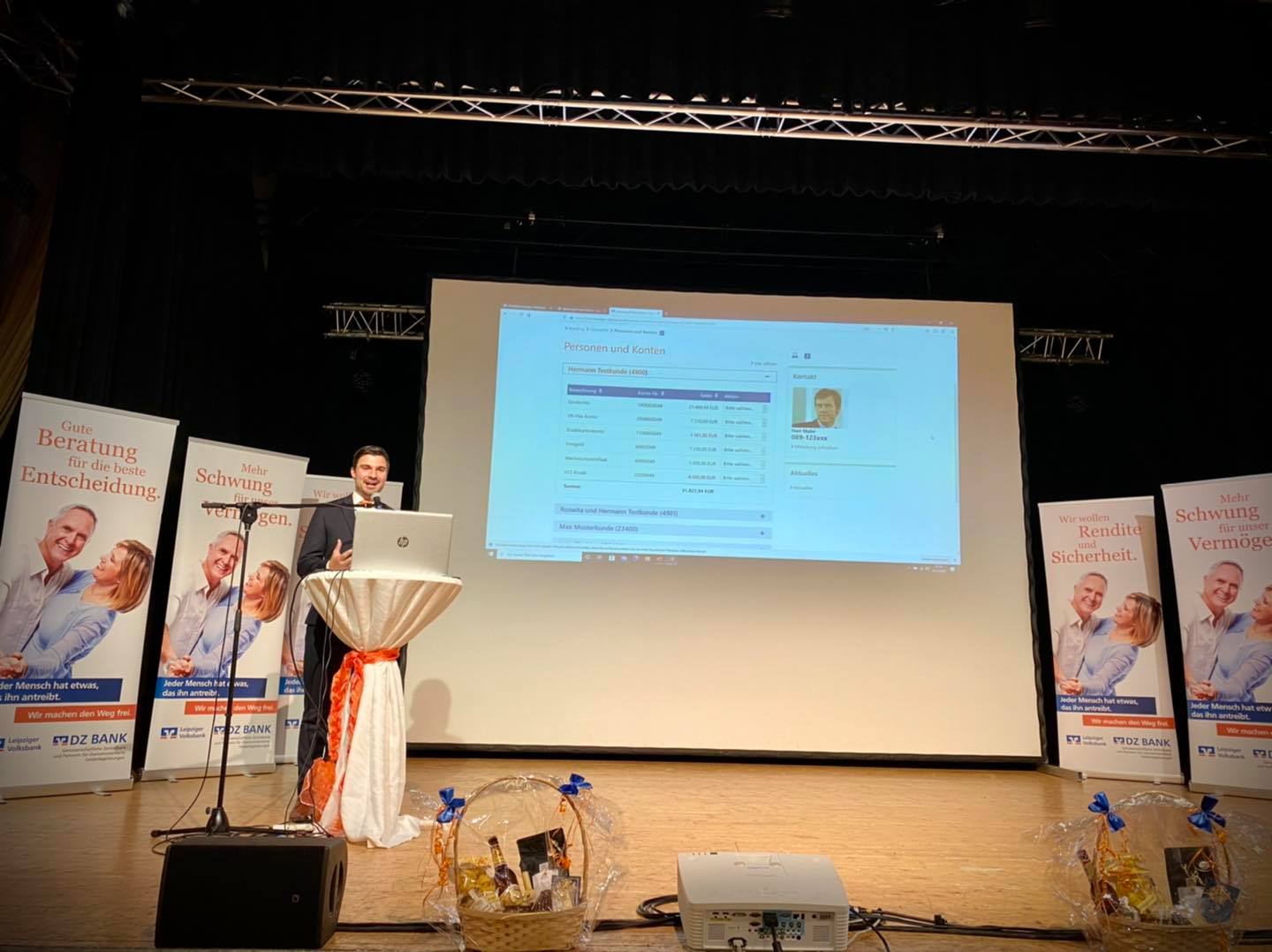 Volksbank-Mitarbeiter Sebastian Wähner erläutert das Onlinebanking.