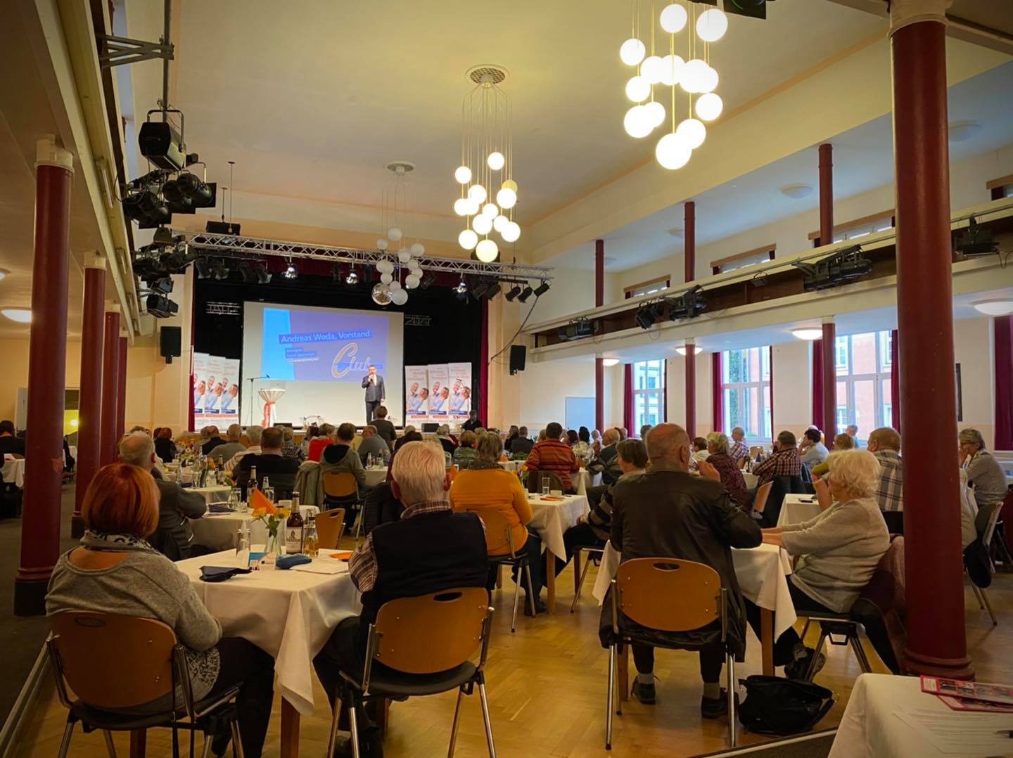 Volksbank-Vorstand Andreas Woda begrüßt die Mitglieder unseres Clubs.