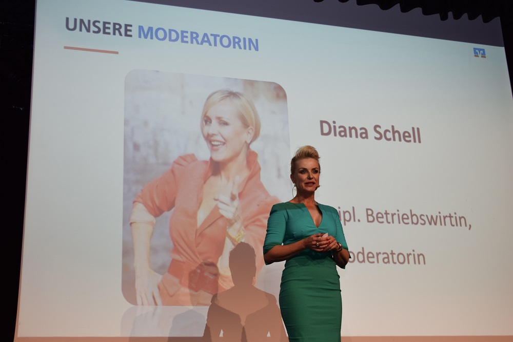 Begrüßung durch Moderatorin Diana Schell