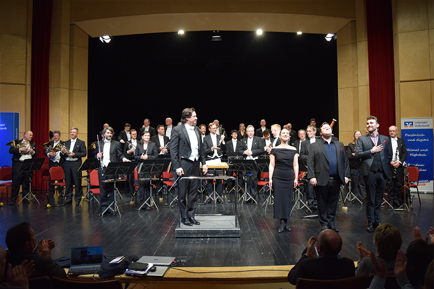 Die Sächsische Bläserphilharmonie unter Dirigent Peter Sommerer mit der Solistin Halldóra Ósk und den Solisten Einar Dagur Jónsson und Fredrik Essunger