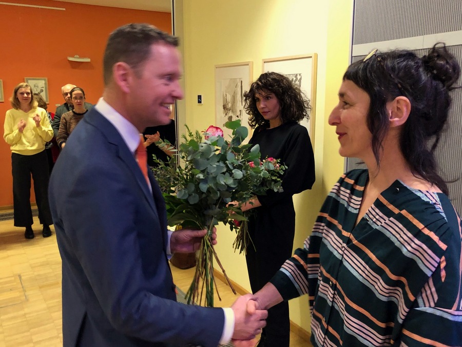 Volksbank-Vorstand Christoph Kothe bedankt sich bei den Künstlerinnen, hier: Marianne Buttstädt