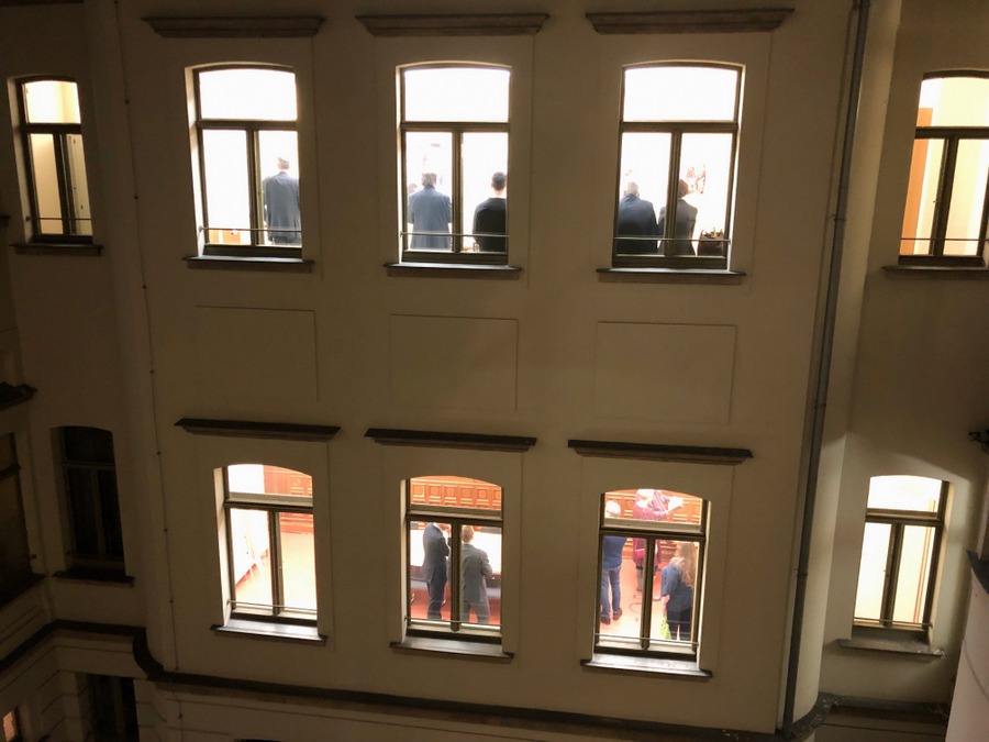 Die Ausstellung ist über das ganze Haus verteilt.